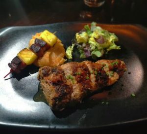 Carne de cerdo con piña y salsa de soja