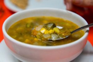 Sopa de verduras con lentejas y arroz