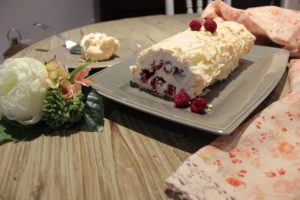 Tarta de merengue con chantilly y frambuesa