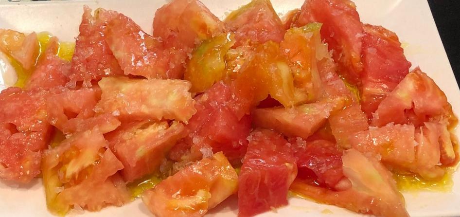 Ensalada de tomate con picatostes