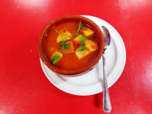 Sopa de tomate con verduras